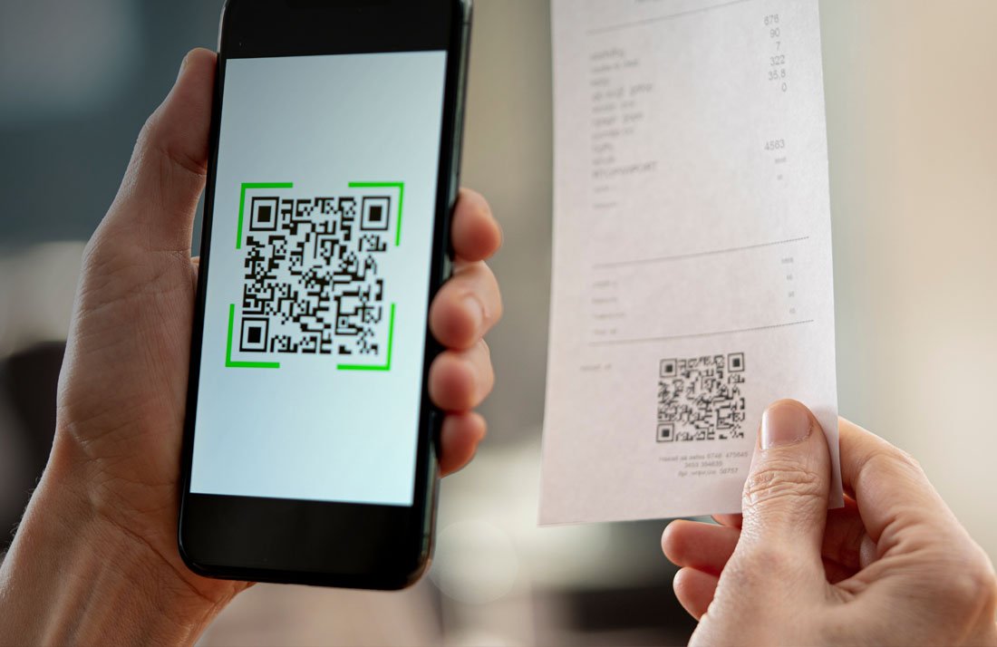QR en una factura de restaurante siendo escaneado.